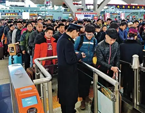 老鐵乘坐火車考察饅頭機